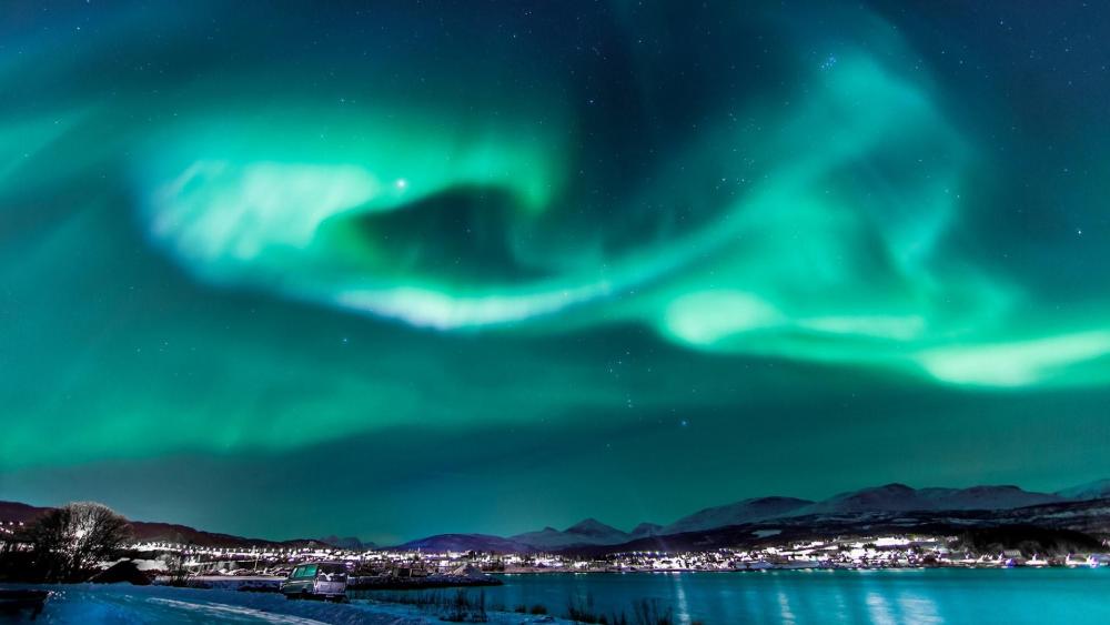 Northern lights over Sorreisa, Norway wallpaper