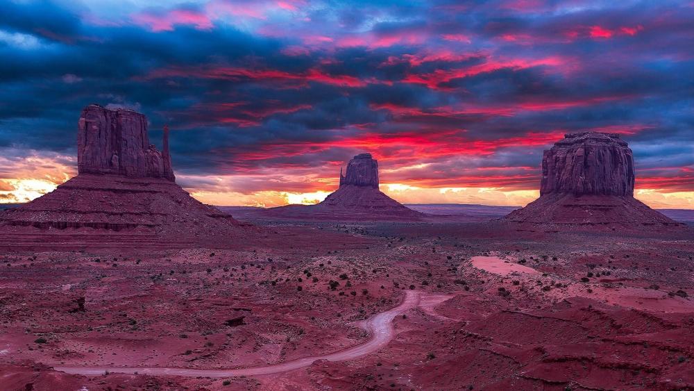 West and East Mitten Buttes (Monument Valley Navajo Tribal Park) wallpaper