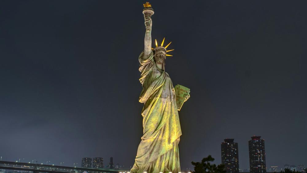 Statue of Liberty at night wallpaper