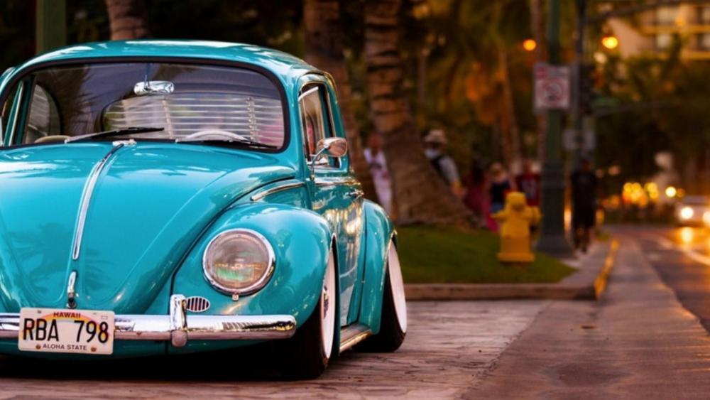 Vintage Volkswagen Beetle in Sunset Glow wallpaper