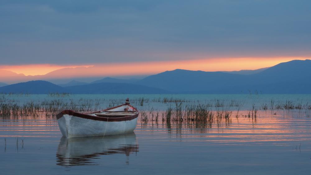 Lake Beyşehir at the foot of the Taurus Mountains wallpaper