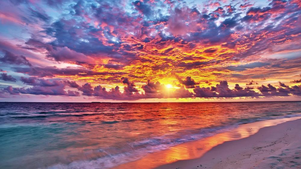 Vibrant Sunrise Over Serene Ocean Waves wallpaper