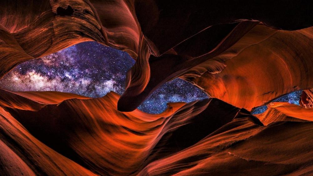 Milky way over Antelope Canyon wallpaper