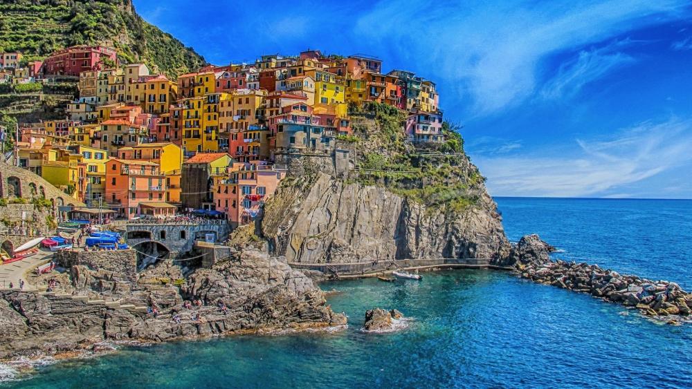 Colorful houses of Manarola (Cinque Terre, Italy) wallpaper