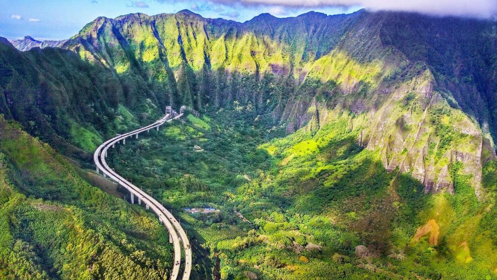 Pali Highway across Nuʻuanu Pali at the Hawaiian island of Oʻahu wallpaper