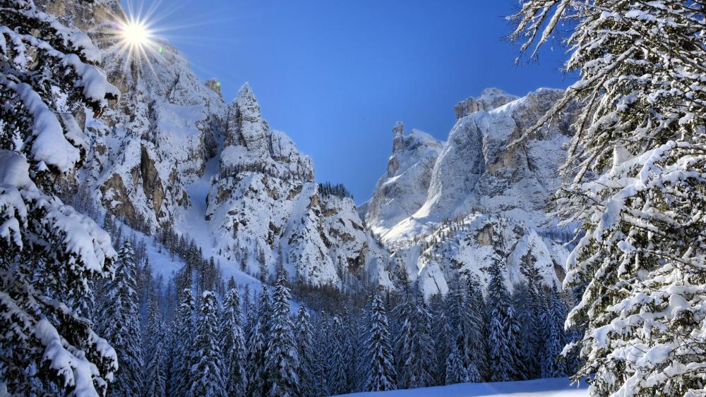 Snowy Dolomites on a sunny day wallpaper