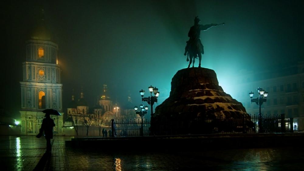Bohdan Khmelnytsky Monument at night, Kiev wallpaper