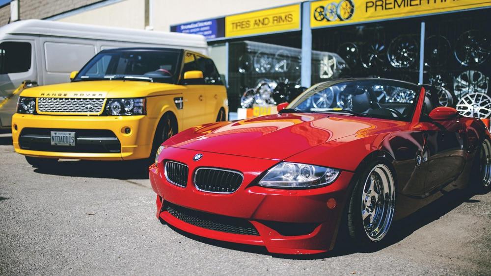 Yellow Range Rover & Red BMW wallpaper
