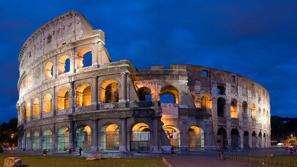 Colosseum at night (Rome, Italy) wallpaper