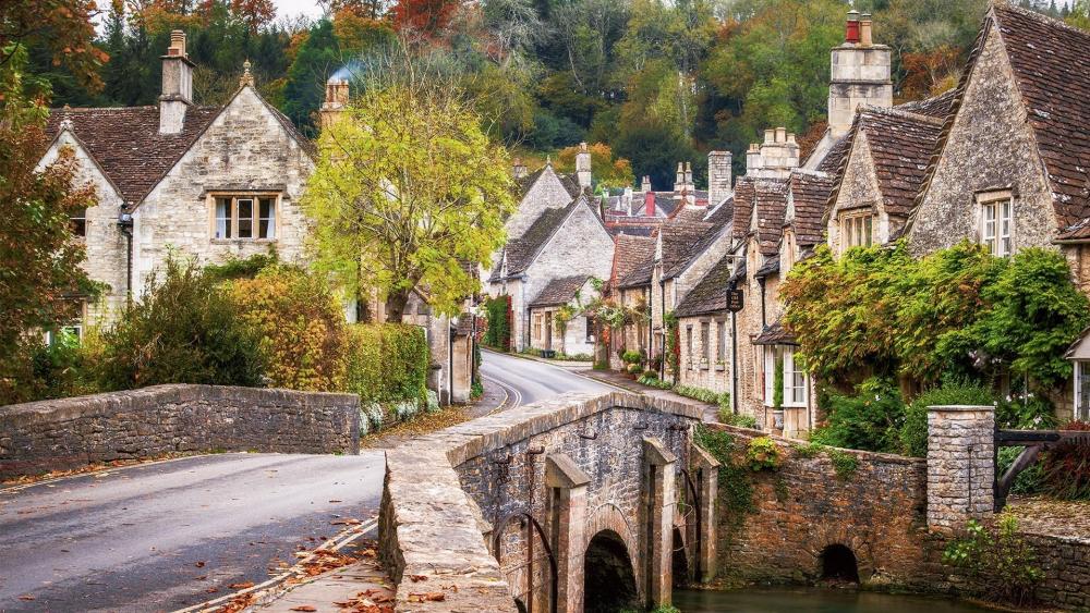 The charming Castle Combe (England) wallpaper