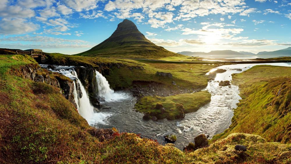 Kirkjufell waterfalls and Kirkjufell Mountain (Iceland) wallpaper