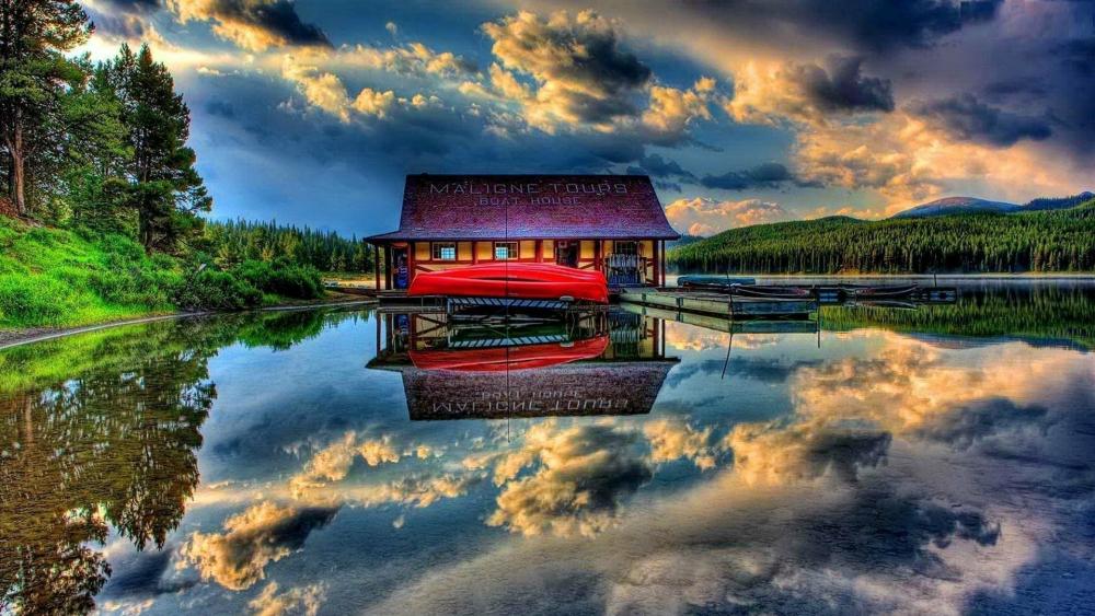 Maligne Lake boathouse (Jasper National Park) wallpaper
