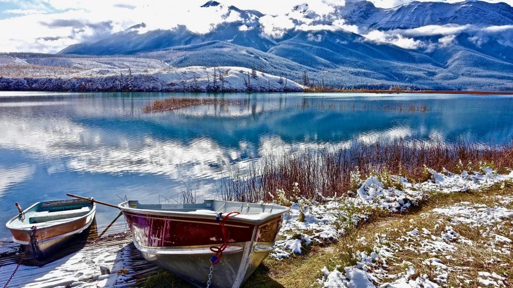 Boats on the shore of the winter lake wallpaper
