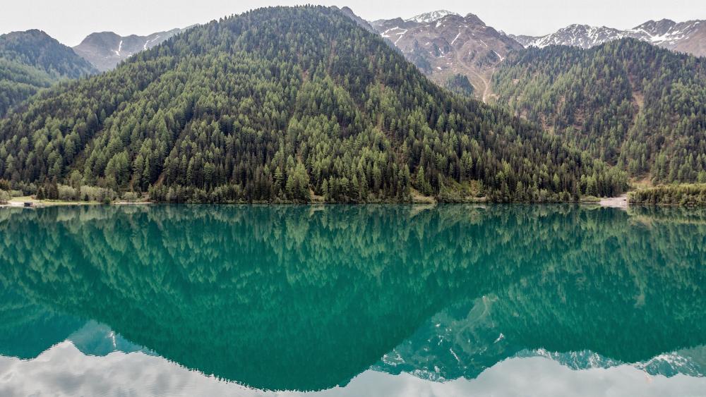 Green lake mountain reflection wallpaper