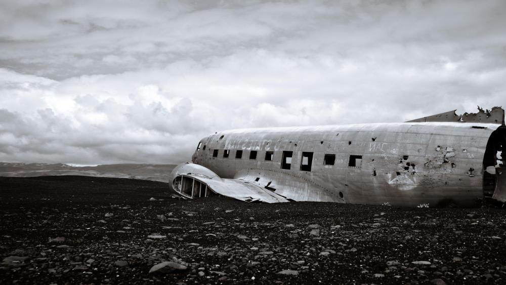 Solheimasandur Plane Wreck (Iceland) wallpaper