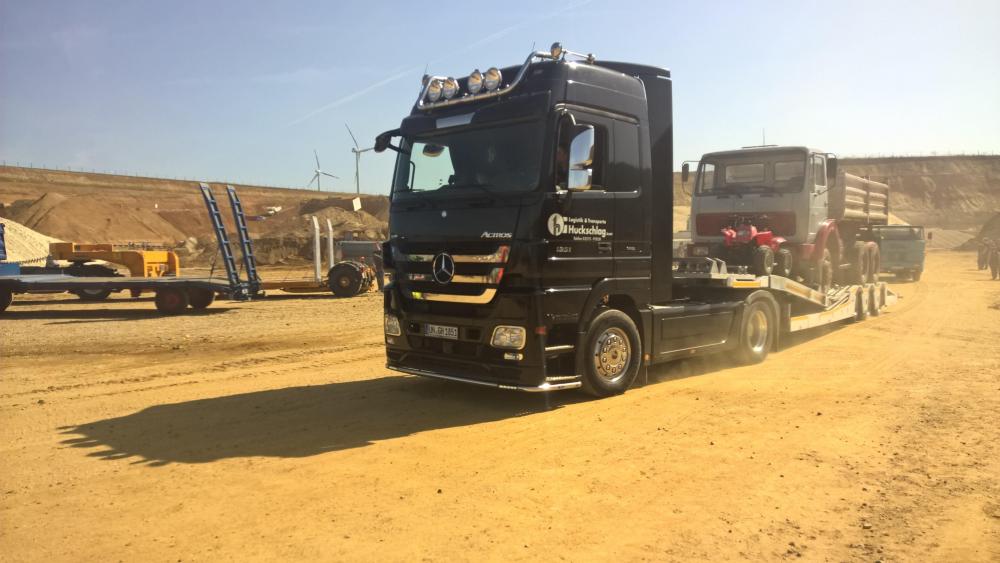 Mercedes Actros with low loader wallpaper