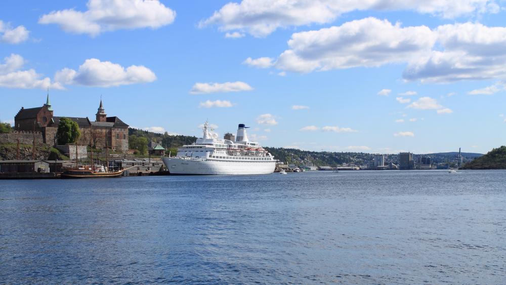 Oslo cruise ship terminal in front of the Akershus Fortress wallpaper