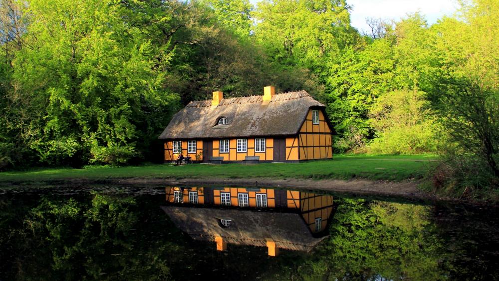 Cozy house next to a pond wallpaper