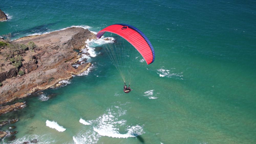 Paragliding over the sea wallpaper