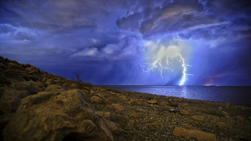 Stormy weather with lightnings wallpaper