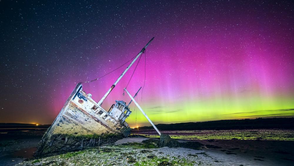 Aurora Borealis over beached shipwreck wallpaper