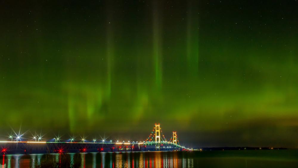Northern lights over Mackinac Bridge wallpaper