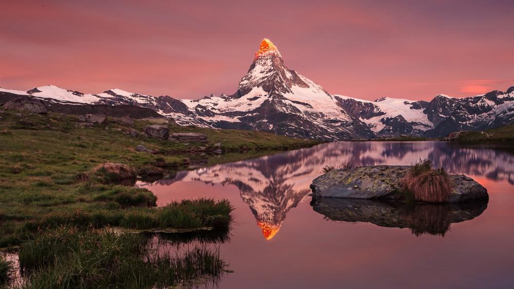 Matterhorn reflected in the Stellisee wallpaper