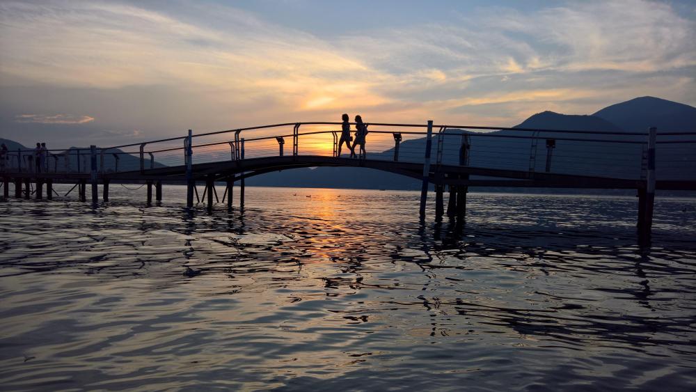 Serene Sunset Over Lago Iseo Waterscape wallpaper