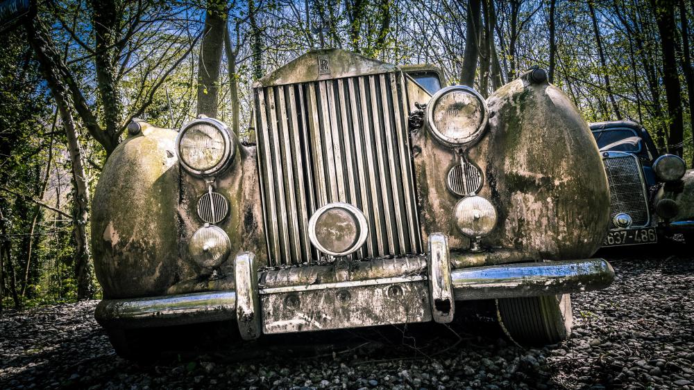 Abandoned rusty antique Rolls Royce wallpaper