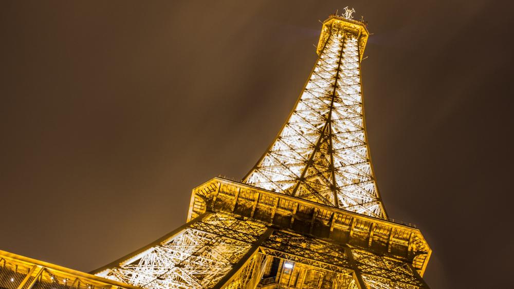 Golden lights of the Eiffel Tower wallpaper