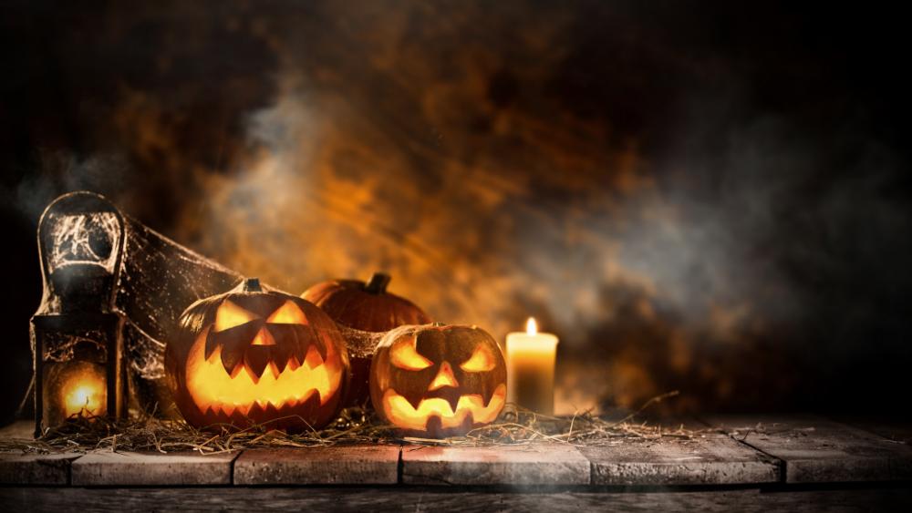Halloween candles and pumpkin Jack O'lanterns wallpaper