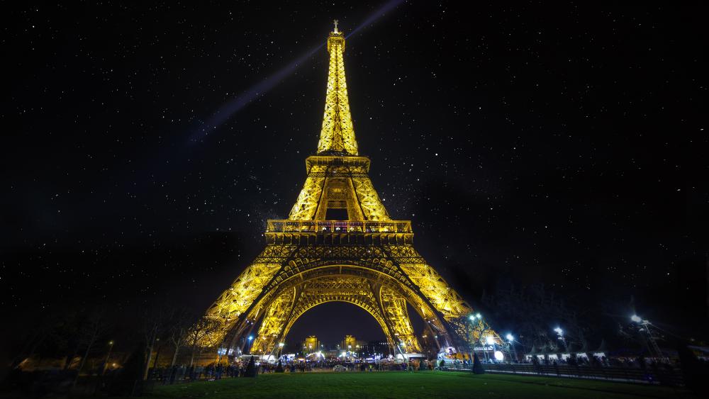 The illuminated Eiffel Tower wallpaper