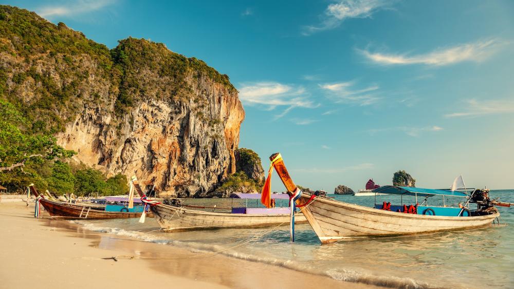 Boats on Railay Beach (Thailand) wallpaper