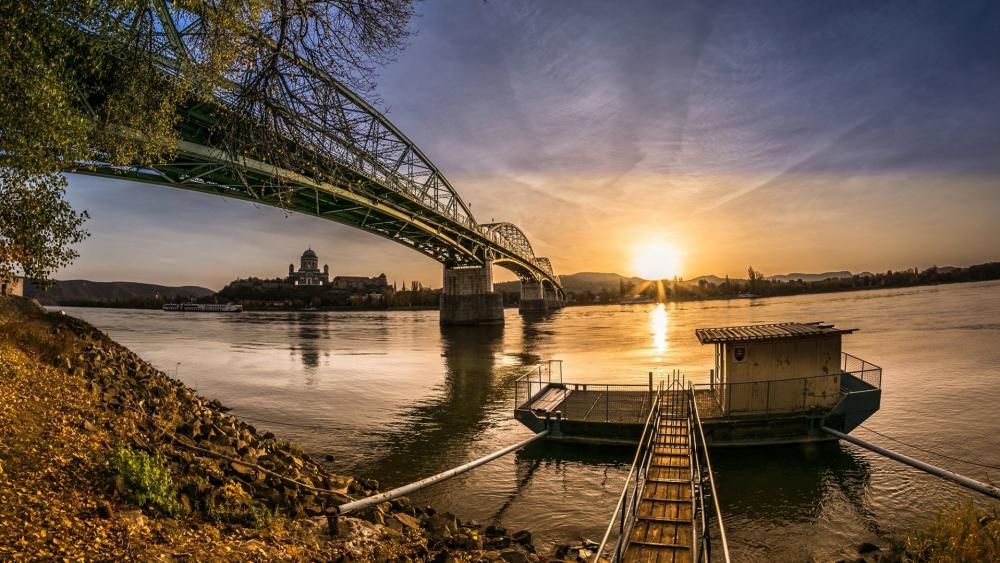 On the banks of the Danube (Budapest) wallpaper
