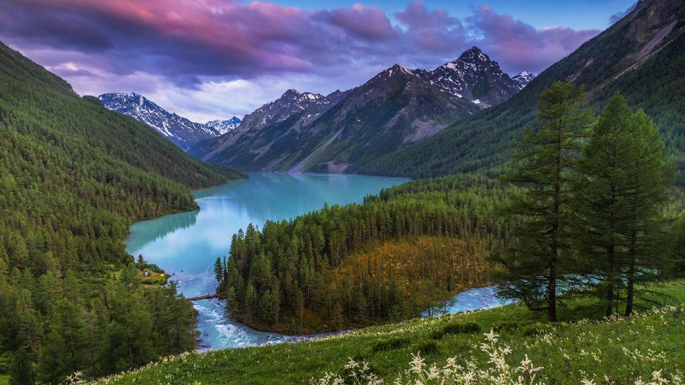 Lake Kucherla and Altai Mountains (Siberia, Russsia) wallpaper
