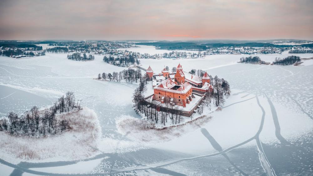 Trakai Island Castle on the frozen Lake Galvė wallpaper