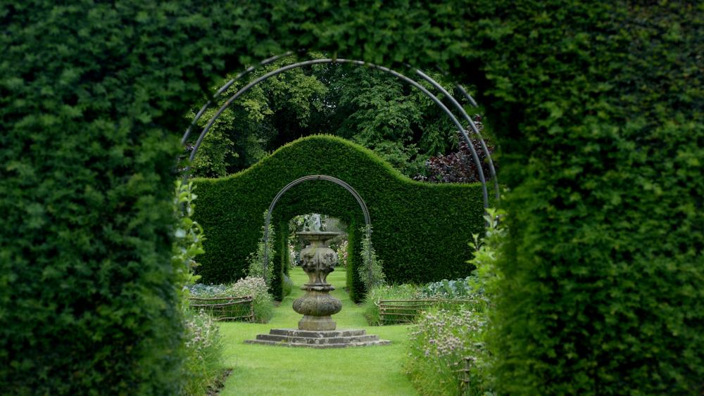 Garden art of Howard manor garden in England wallpaper