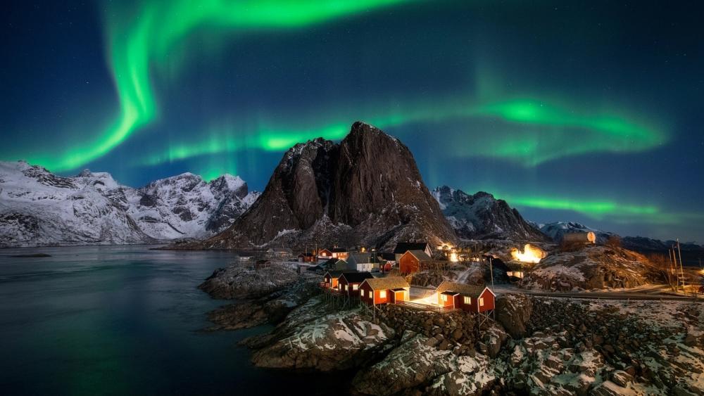 Polar lights over Hamnoy (Norway) wallpaper