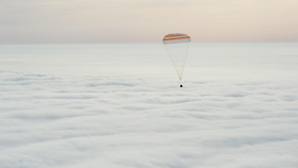 Expedition 46 During Descent wallpaper