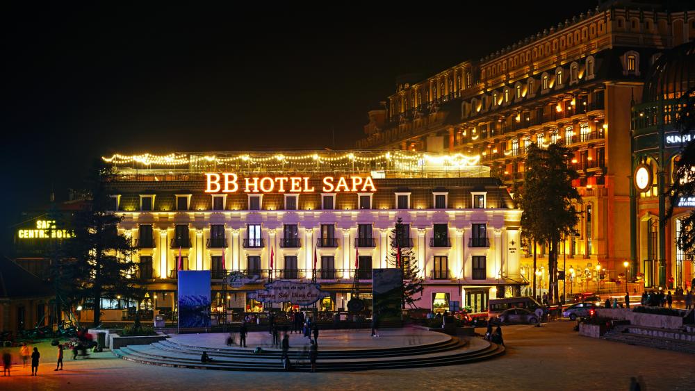 BB Hotel Sapa at night (Vietnam) wallpaper