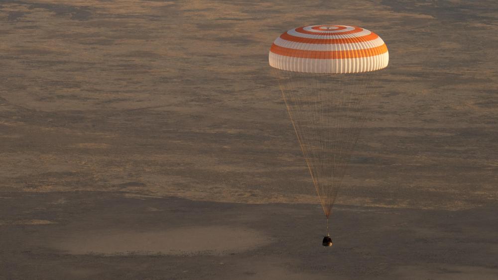 Soyuz MS-04 Landing with Expedition 52 wallpaper