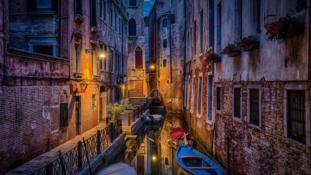 Canal in Venice wallpaper