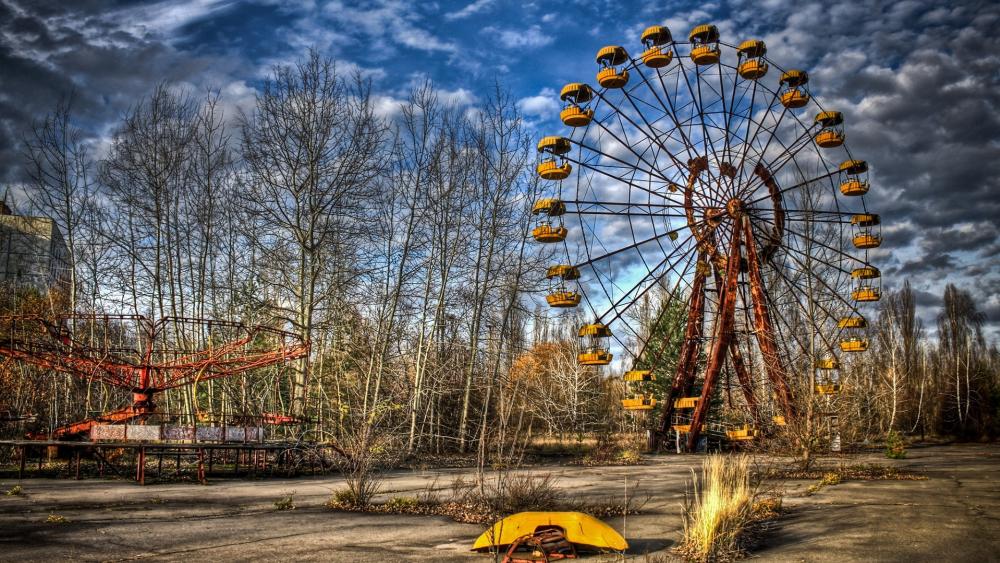 Abandoned amusement park in Pripyat wallpaper