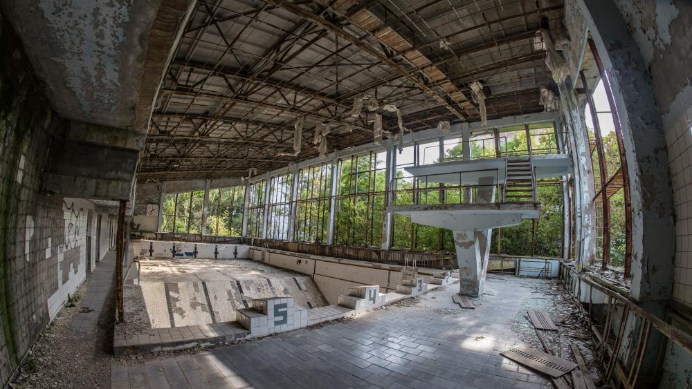Abandoned swimmingpool after the Chernobyl disaster wallpaper