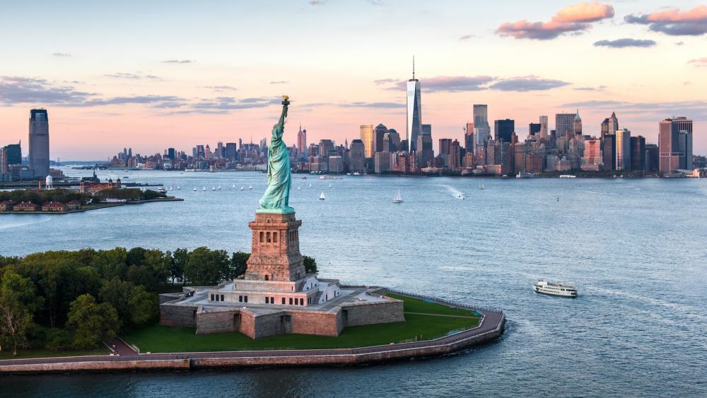 Statue of Liberty and Manhattan Skyline wallpaper