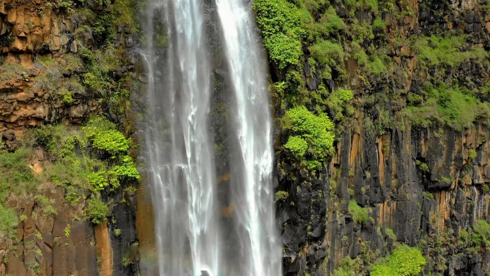 Waterfall close-up wallpaper