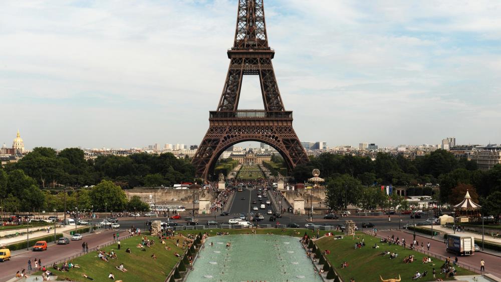 Eiffel Tower and the Champ de Mars wallpaper