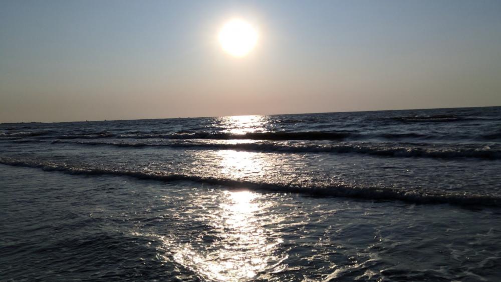 Serene Sunset Over Tranquil Ocean Waves wallpaper
