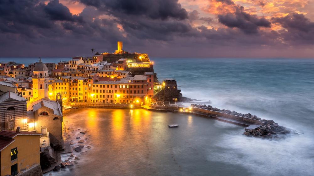Cloudy evening in Vernazza wallpaper