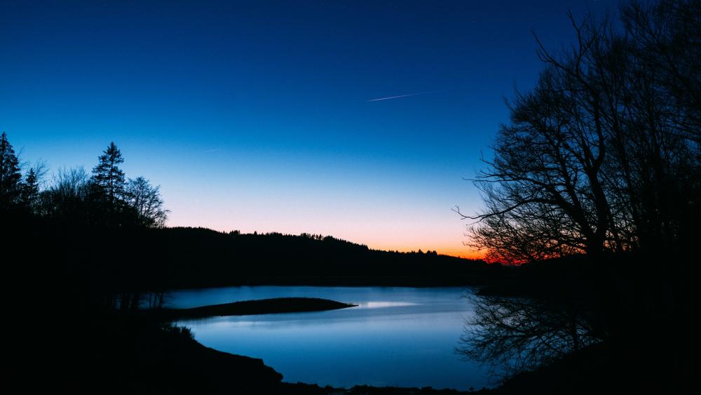 Serene Twilight Over Still Waters wallpaper